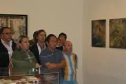 El delegado de la Junta, Luis Aznar, junto a su señora, en la sala Venatia