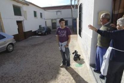 Unos vecinos señalan la vivienda donde estuvo encerrada la mujer.