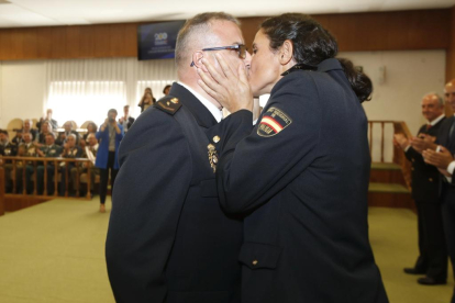 La comisaria jefe de Astorga impone una medalla a su marido durante el acto de la policía nacional y entrega de madallas en el dia de los Ángeles Custodios. RAMIRO