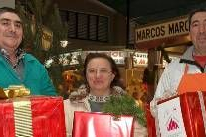 El centenario Miguel Suárez y el alcalde de la ciudad, en el recital de Navidad