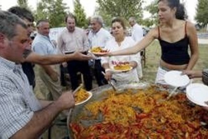 El presidente de la Junta, momentos antes de degustar la paella