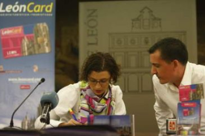 Susana Travesí, junto al responsable de la empresa que desarrolla la tarjeta.