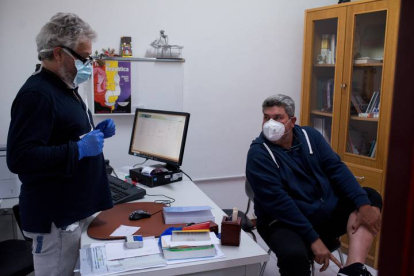 Jesús Apolinar atiende a un paciente en su consulta del centro de salud de Allariz, Ourense. BRAIS LORENZO