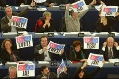 Los eurodiputados durante la votación para el ingreso de Turquía