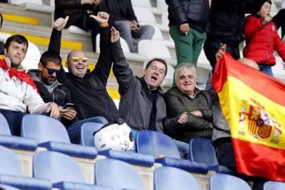 La afición de la Cultural volvió a volcarse con su equipo de fútbol en un estadio en el que abundaron las banderas de España para recibir al filial blaugrana. MARCIANO PÉREZ