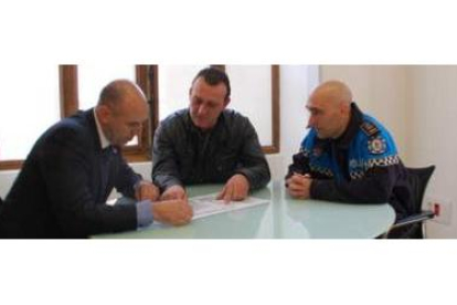 El concejal de Tráfico de León, José Antonio Díez, con su homólogo en San Andrés, Alberto Fernández,
