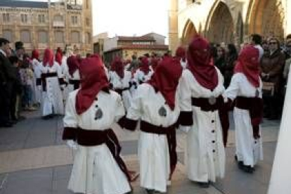Público y cofrades se funden durante el recorrido de la Sagrada Cena