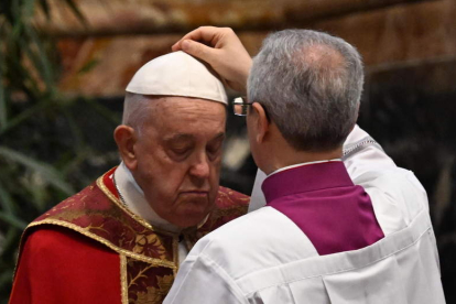 El Papa, ayer en la misa en memoria de Benedicto XVI. M. BRAMBATTI