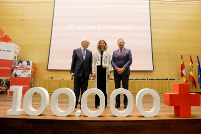 Varela, de Cruz Roja, Alicia García, consejera, y el presidente nacional de Cruz Roja, Senent. LETICIA PÉREZ