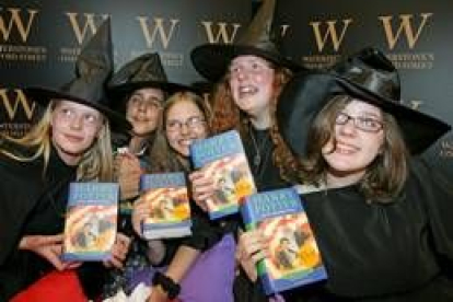 Varias fans disfrazadas de brujas en una de las presentaciones de las aventuras del joven mago