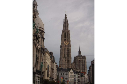 Arriba, a la derecha, monumento que recuerda al fundador de Amberes, su nombre y su leyenda. Sobre estas líneas, la catedral gótica, referente inevitable de la ciudad.