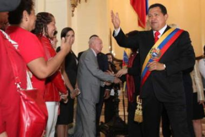 El presidente venezolano, Hugo Chávez, saluda a un grupo de seguidoras en un acto.