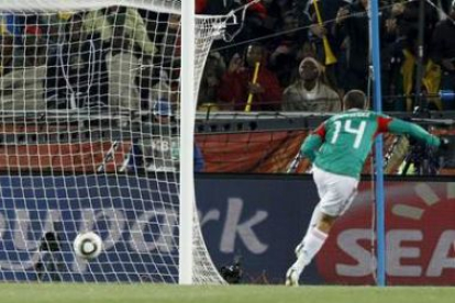 Javier Hernández marca el primer gol para México.