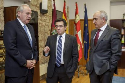 Pedro Ballvé, con el rector de la Universidad de Burgos y el director de I+D+I del Grupo Campofrío.