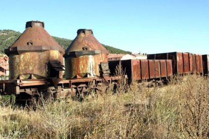 Los vagones se encuentran en la vía minera de Hulleras de Sabero y se están deteriorando con el paso del tiempo.