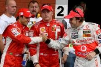 Alonso saluda a Massa, con Raikkonen en el centro