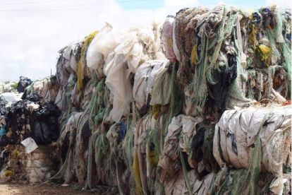 Imagen facilitada por la Guardia Civil de los fardos de plásticos ilegales. DL