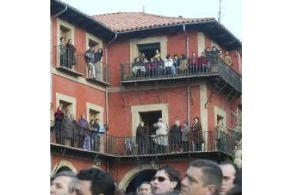 Seguidores privilegiados de la procesión, desde los balcones