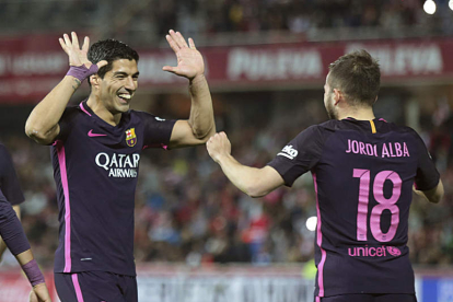 Luis Suárez y Jordi Alba celebran la victoria frente al Granada. PEPE TORRES