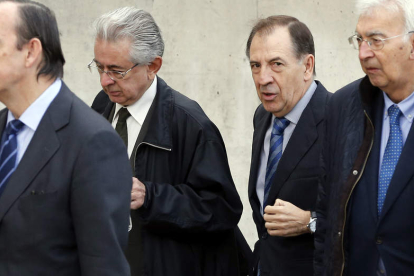 El exdirector de Caja Madrid Idelfonso Sánchez Barcoj (2d) llega a la Audiencia Nacional. MARISCAL