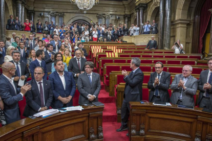 El Govern y los diputados de Junts pel Sí y la CUP, tras la aprobación de la ley del referéndum con el Parlament medio vacío.