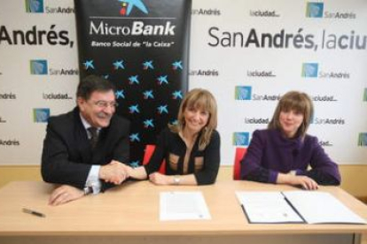 El director comercial de MicroBank, Ramón Gatell, y la alcaldesa de San Andrés, Mª Eugenia Gancedo