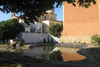 Imagen de la laguna artificial creada junto a la rosaleda del jardín de la Sinagoga.