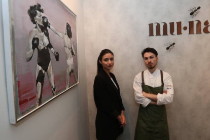 El chef Samuel Naveira y Genesis son el alma del restaurante Muna de Ponferrada. L. DE LA MATA