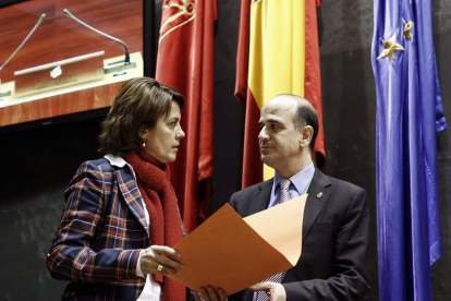 Yolanda Barcina con el presidente del Parlamento Foral Alberto Catalán.