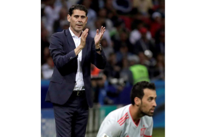 Hierro aplaude a sus futbolistas durante el partido ante Irán. J. MUÑOZ