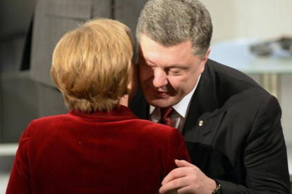 La cancillera Angela Merkel y el presidente de Ucrania, Petro Poroshenko, se saludan en Múnich.
