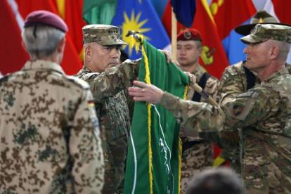 El general estadounidense John Campbell pliega la bandera de la ISAF, ayer en la ceremonia llevada a cabo en Kabul.