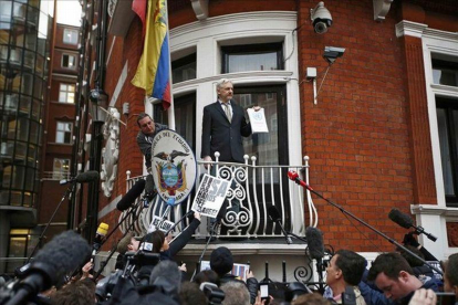 El fundador de WikiLeaks, Julian Assange, en un discurso desde el balcón de la Embajada del Ecuador en Londres el mes de febrero.