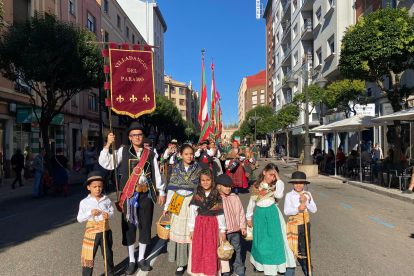 Desfile de pendones por San Froilán. A. C.