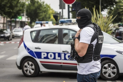 Un agente de las fuerzas del orden francesas vigila la zona de Val Notre Dame durante una operación antiterrorista en el barrio parisino de Argenteuil