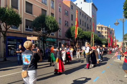 Desfile de pendones por San Froilán. A. C.