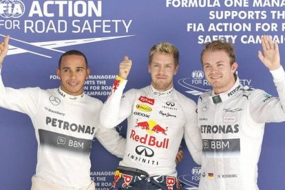 Sebastian Vettel, ganador de la pole, junto a los dos pilotos de Mercedes, Lewis Hamilton y Nico Rosberg.