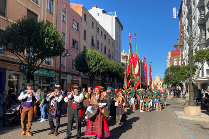 Desfile de pendones por San Froilán. A. C.