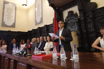 El nuevo alcalde de Astorga, Juan José Alonso Perandones, ayer durante su discurso tras tomar posesión del cargo. JESÚS F. SALVADORES