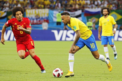 Witsel persigue a Neymar durante el Brasil-Bélgica del Mundial 2018. /