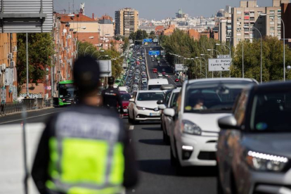 Policía Nacional y Guardia Civil despliegan controles de tráfico para vigilar el cumplimiento de las restricciones a la movilidad impuestas por el estado de alarma en Madrid. RODRIGO JIMÉNEZ