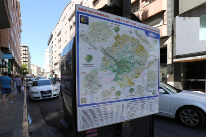 Imagen del mapa del Bierzo sobre el que los taxistas han diseñado la red de taxis turísticos, en la parada de Lazúrtegui.