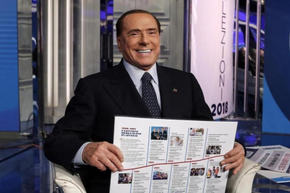 Berlusconi sonríe durante la grabación del programa televisivo Porta a porta, en Roma, el 2 de febrero.