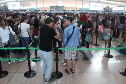 Colas en los controles de seguridad de El Prat este jueves.