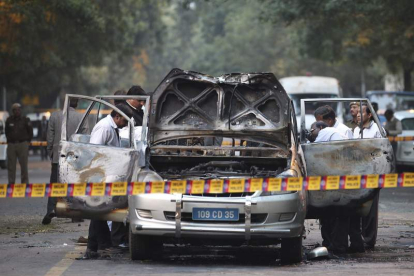 Examinan un coche de la embajada israelí en la India después del atentado.