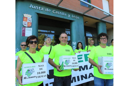 Protesta anterior de Salvemos el Bierzo ante la Junta.