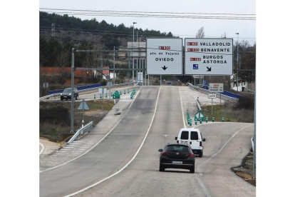 Enlaces de la carretera a Asturias con el nudo que estrangula la ronda Este antes de la ronda Norte, que no existe. SECUNDINO PÉREZ