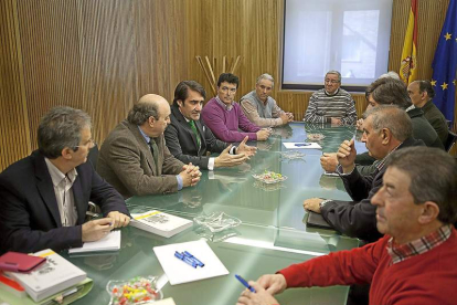 Suárez-Quiñones (tercero por la izquierda), durante la reunión de ayer en la CHD.