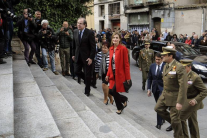 La Reina Letizia junto a Juan Vicente Herrera (i), Juan Carlos Suárez-Quiñones, la alcaldesa de Segovia, Clara Luquero, y el general Jefe de Estado Mayor del Ejército, Jaime Domínguez