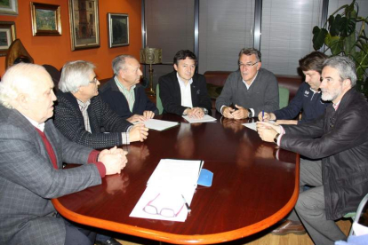 Casado y Folgueral (tercero y cuarto por la izquierda.) ayer en Valdeorras.
